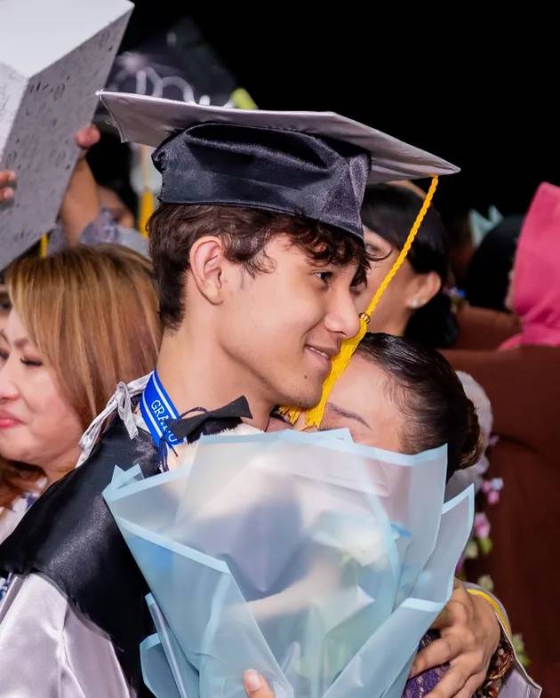 7 Momen wisuda SMA Rizky Langit anak Rossa dan Yoyo Padi, rayakan dengan selfie bareng