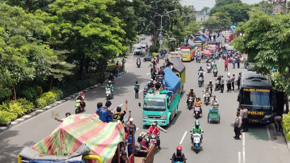 Kenapa ribuan sopir truk demo di jalan hingga mengakibatkan macet? Ternyata ini yang mereka tuntut