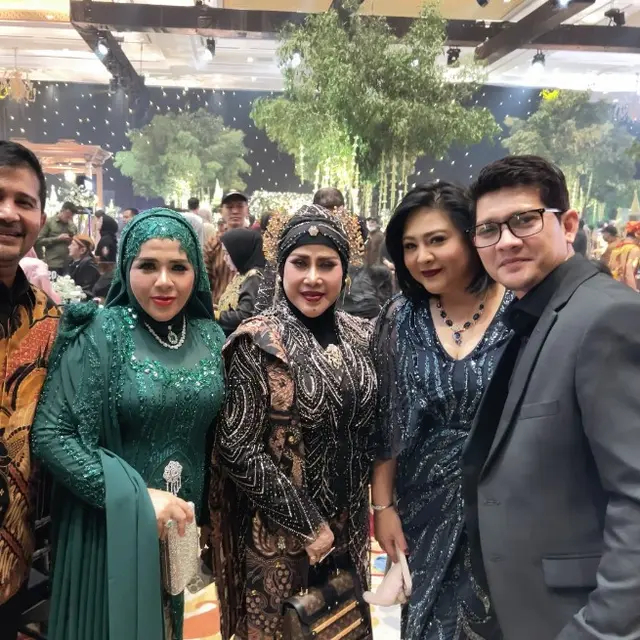 Potret 8 seleb era 90-an kondangan ke ngunduh mantu Al Ghazali dan Alyssa Daguise, meriah bak reuni