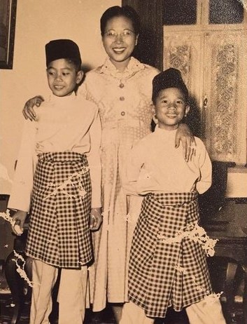 Potret lawas ayah artis top ini mirip Ariel NOAH, intip 11 pesona mudanya