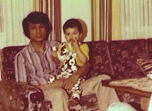 Potret lawas ayah artis top ini mirip Ariel NOAH, intip 11 pesona mudanya