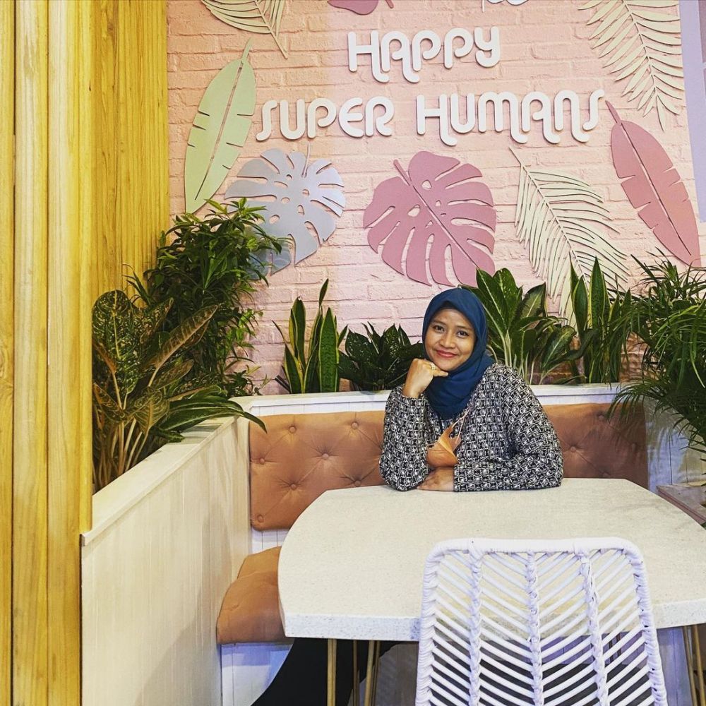 Teman bersepeda Mandra Si Doel ini juga pemeran Saras 008, 11 potret terbarunya kini mantap berhijab