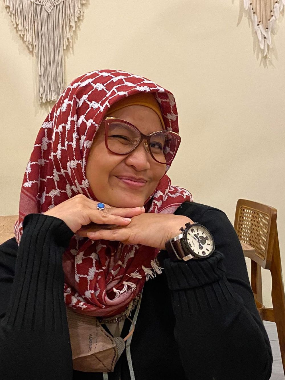 Teman bersepeda Mandra Si Doel ini juga pemeran Saras 008, 11 potret terbarunya kini mantap berhijab