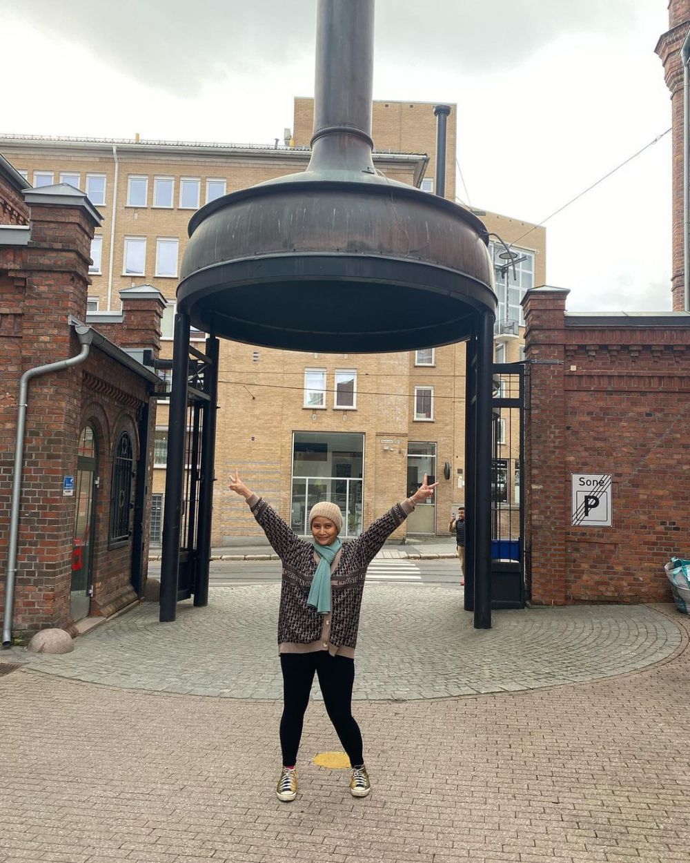 Teman bersepeda Mandra Si Doel ini juga pemeran Saras 008, 11 potret terbarunya kini mantap berhijab