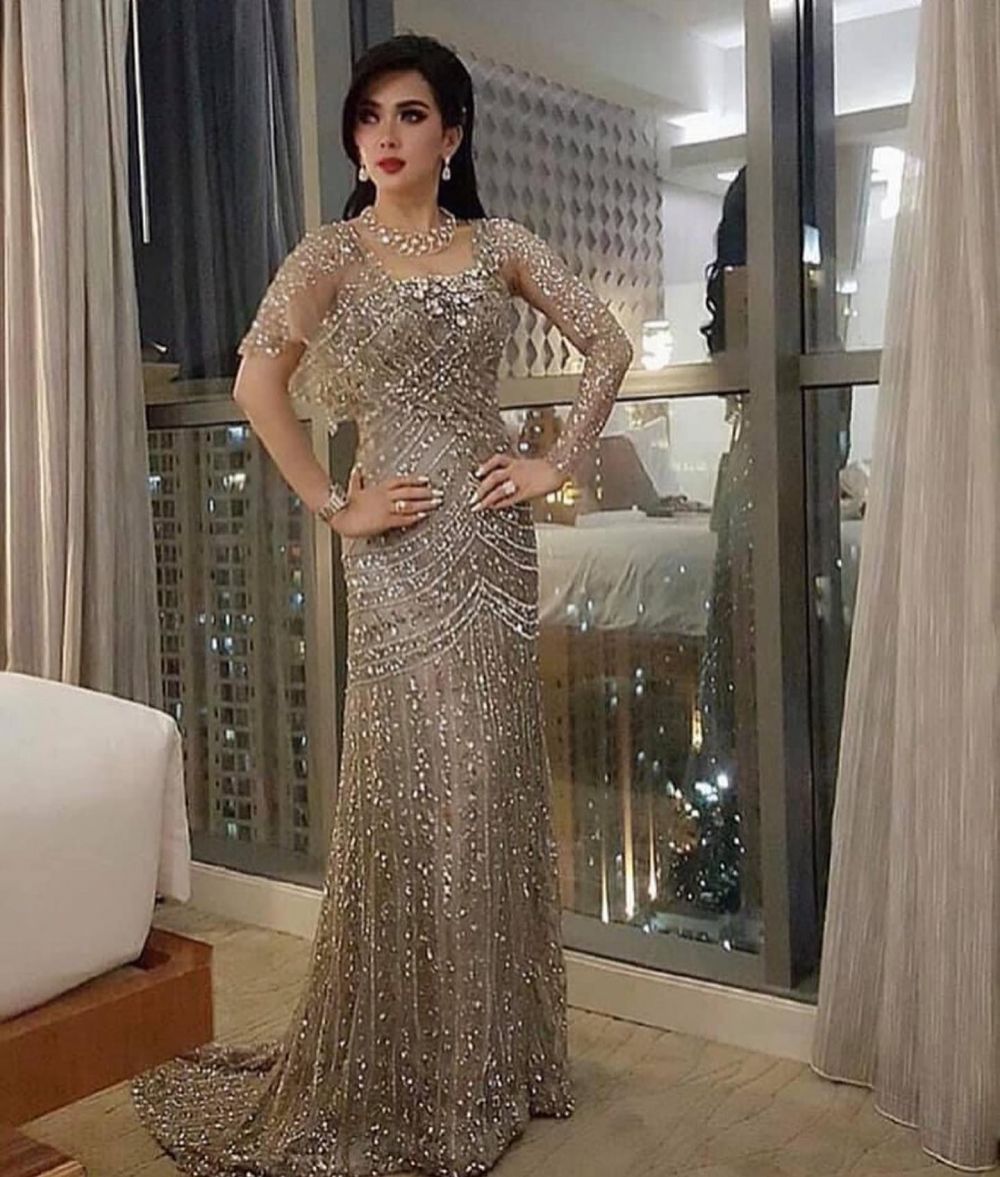 7 Potret karya ikonik desainer Hengki Kawilarang, jadi langganan busana Krisdayanti dan Syahrini