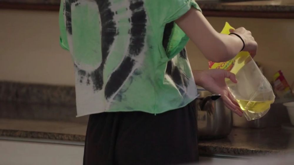 Kitchen islandnya mewah pakai marmer, intip 7 cara Keisya Levronka menata dapur jadul klasik