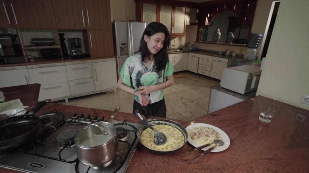 Kitchen islandnya mewah pakai marmer, intip 7 cara Keisya Levronka menata dapur jadul klasik