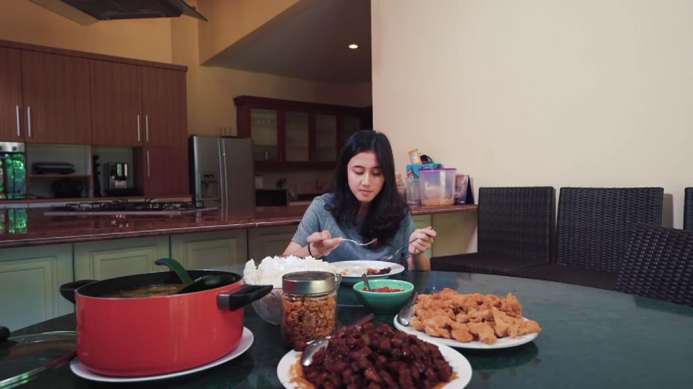 Kitchen islandnya mewah pakai marmer, intip 7 cara Keisya Levronka menata dapur jadul klasik