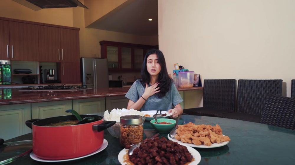 Kitchen islandnya mewah pakai marmer, intip 7 cara Keisya Levronka menata dapur jadul klasik