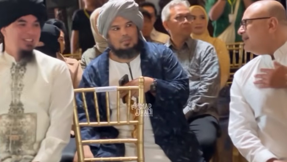 Sebut suami Maia Estianty terbaik, 7 potret akrab Ahmad Dhani dan Irwan Mussry di nikahan Al Ghazali