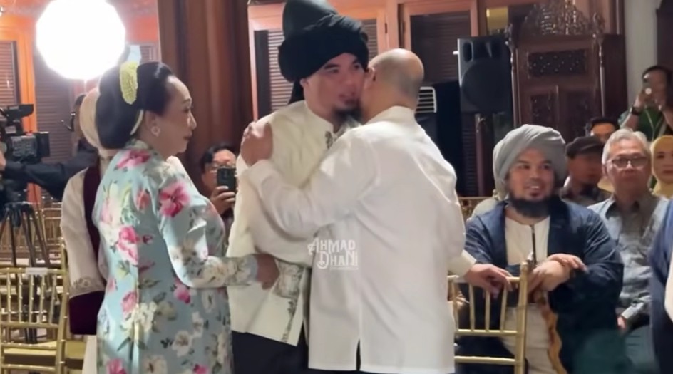 Sebut suami Maia Estianty terbaik, 7 potret akrab Ahmad Dhani dan Irwan Mussry di nikahan Al Ghazali