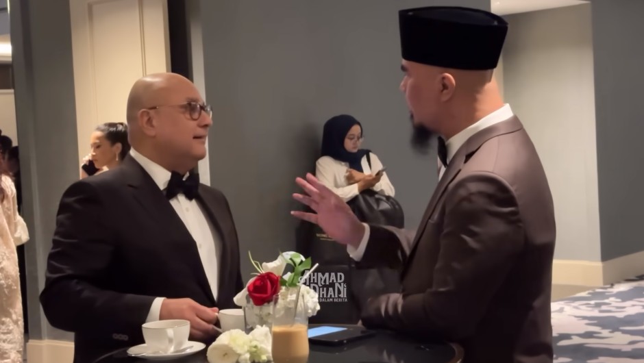Sebut suami Maia Estianty terbaik, 7 potret akrab Ahmad Dhani dan Irwan Mussry di nikahan Al Ghazali