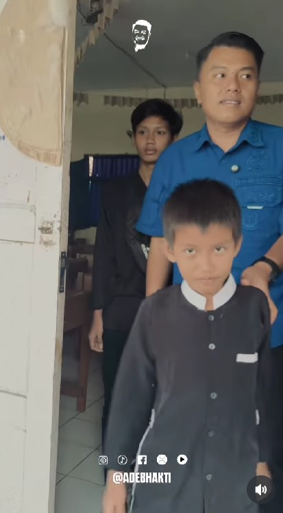 Viral bocah kirim DM ke damkar minta tolong ambilkan raportnya, kisah di baliknya bikin mewek