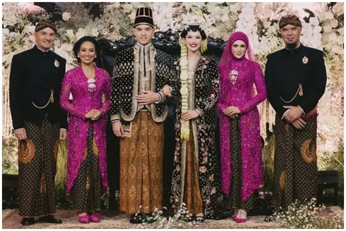 Usai 17 tahun cerai tapi kompak demi anak, 8 potret kebersamaan ortu Alyssa Daguise di hari pernikahan