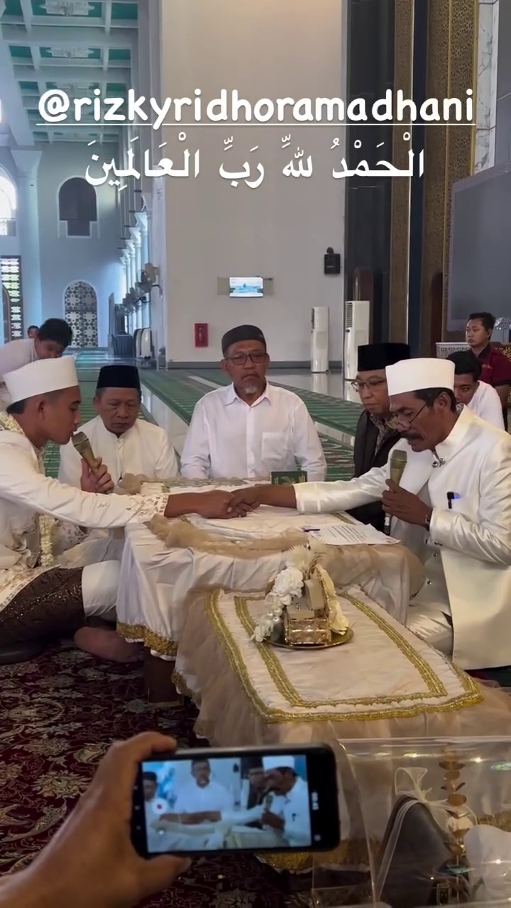 Rizky Ridho resmi nikahi Sendy Aulia, intip 9 potret akad nikahnya di masjid dengan mahar Rp 100 juta