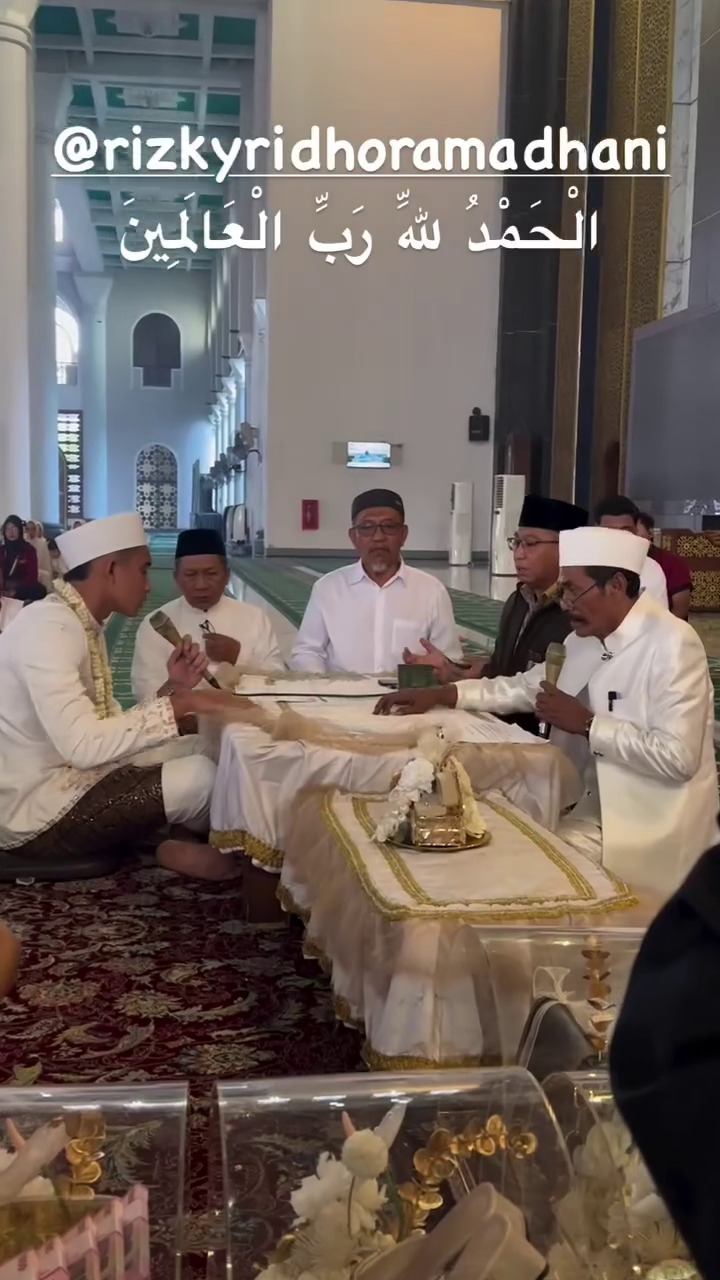 Rizky Ridho resmi nikahi Sendy Aulia, intip 9 potret akad nikahnya di masjid dengan mahar Rp 100 juta