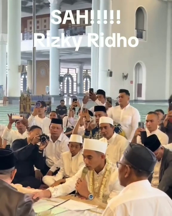 Rizky Ridho resmi nikahi Sendy Aulia, intip 9 potret akad nikahnya di masjid dengan mahar Rp 100 juta