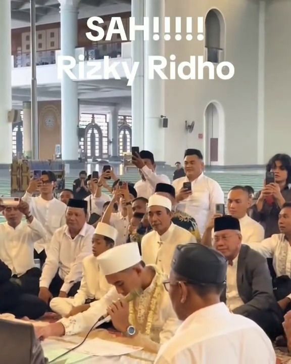 Rizky Ridho resmi nikahi Sendy Aulia, intip 9 potret akad nikahnya di masjid dengan mahar Rp 100 juta
