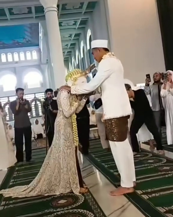 Rizky Ridho resmi nikahi Sendy Aulia, intip 9 potret akad nikahnya di masjid dengan mahar Rp 100 juta