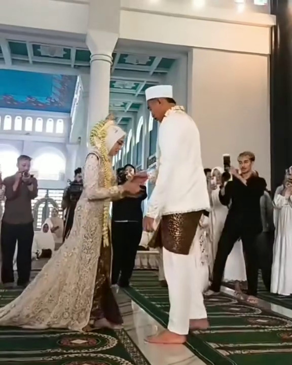 Rizky Ridho resmi nikahi Sendy Aulia, intip 9 potret akad nikahnya di masjid dengan mahar Rp 100 juta