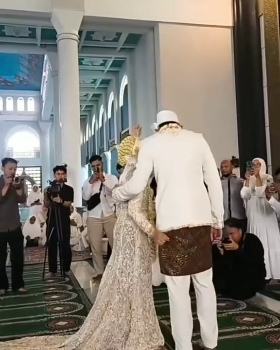 Rizky Ridho resmi nikahi Sendy Aulia, intip 9 potret akad nikahnya di masjid dengan mahar Rp 100 juta
