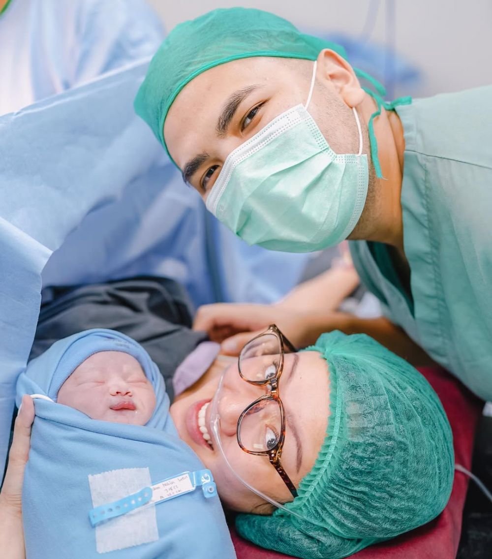 Nabila Sudiro melahirkan, ini 7 potret bahagia Tora Sudiro jadi kakek sambut kelahiran cucu pertama