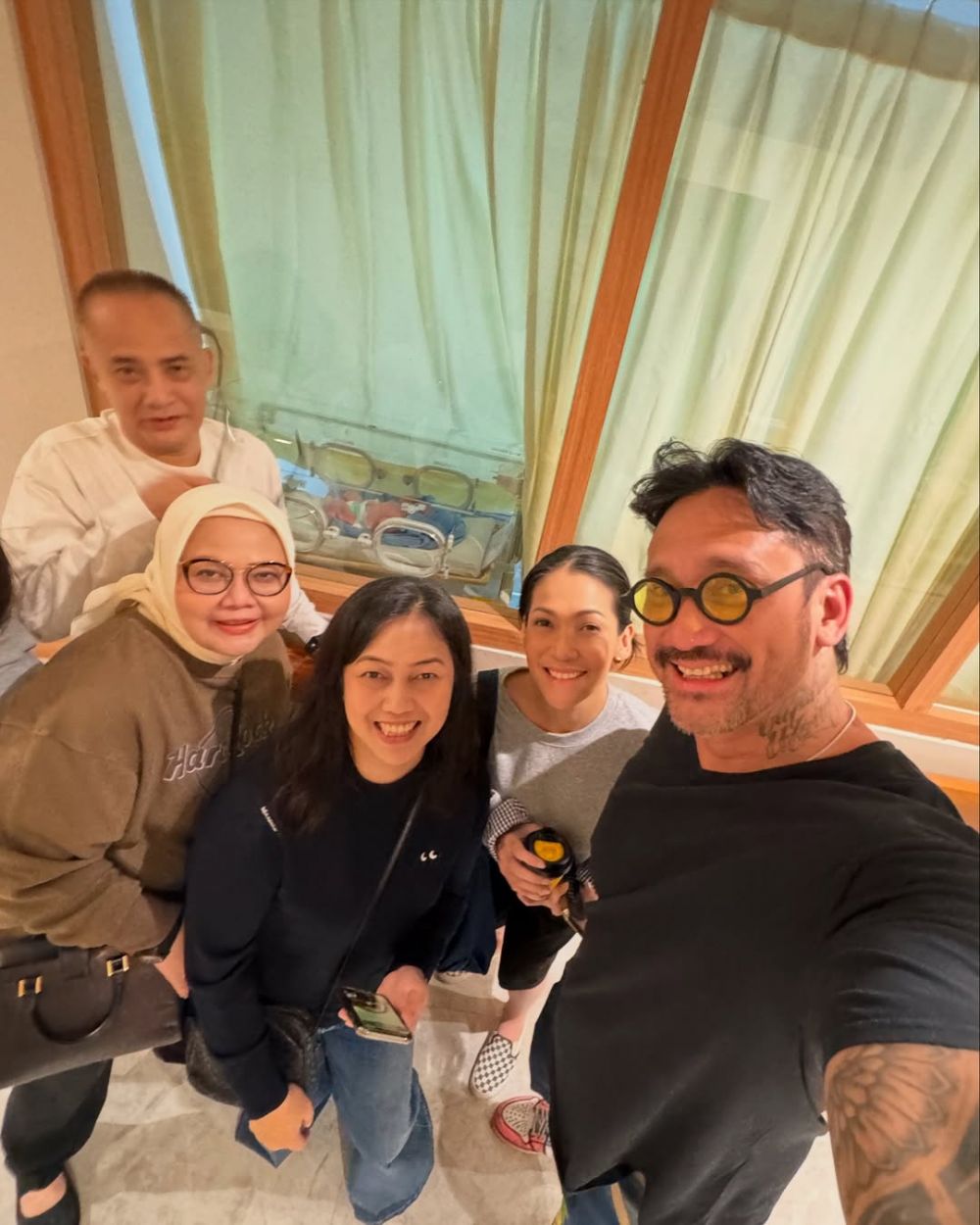 Nabila Sudiro melahirkan, ini 7 potret bahagia Tora Sudiro jadi kakek sambut kelahiran cucu pertama