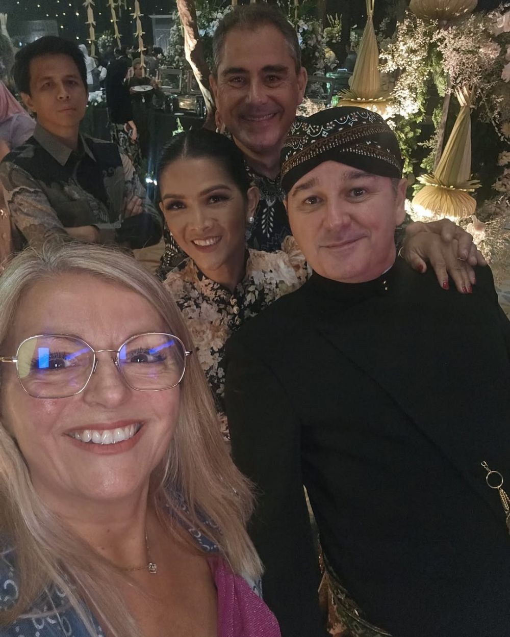 Hadir di seluruh rangkaian acara pernikahan Al, ini 7 potret sosok Alain ayah sambung Alyssa Daguise