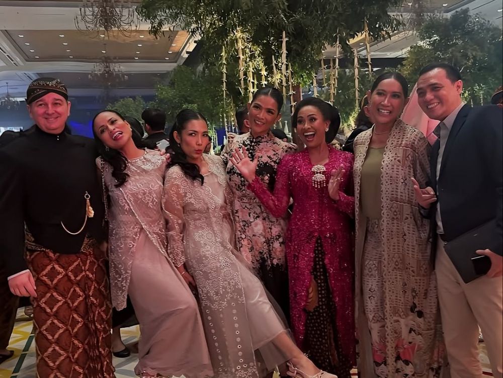 Hadir di seluruh rangkaian acara pernikahan Al, ini 7 potret sosok Alain ayah sambung Alyssa Daguise