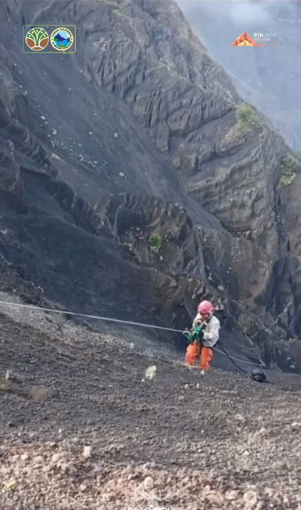Kronologi turis Brasil jatuh ke bawah tebing Gunung Rinjani, sorotan lampu senter jadi penyelamat