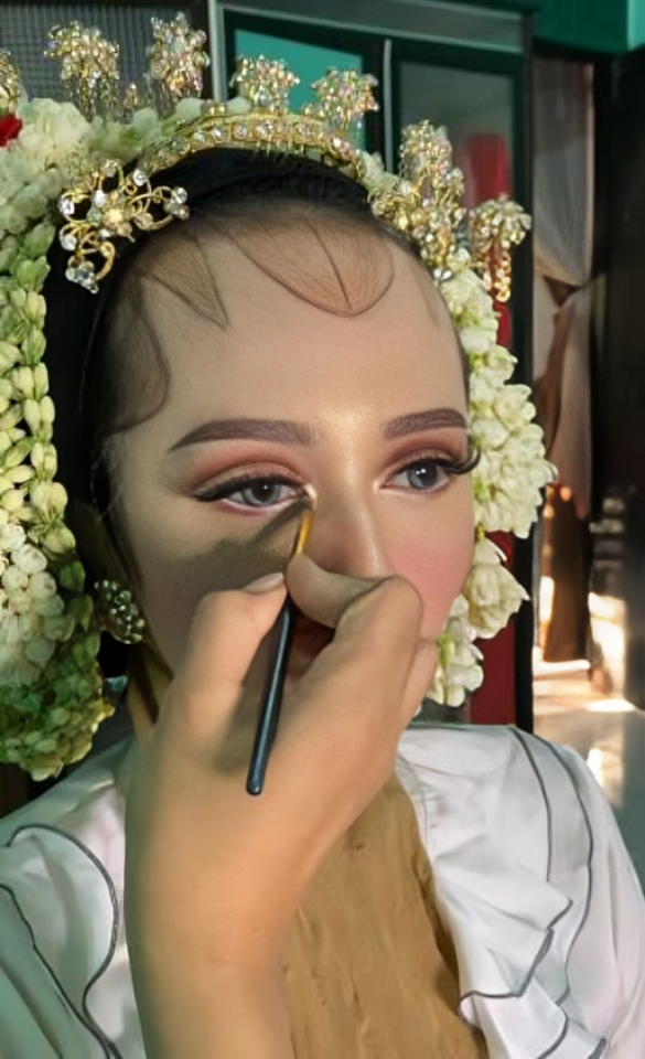 Bekas cacar hilang, transformasi makeup pengantin adat Jawa ini hasilnya bikin nggak nyesal pilih MUA
