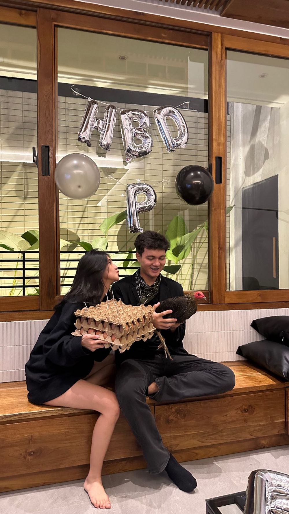 9 Potret Nyoman Paul diberi kejutan oleh Keisya Levronka saat ultah ke-24, hadiahnya nyeleneh pol