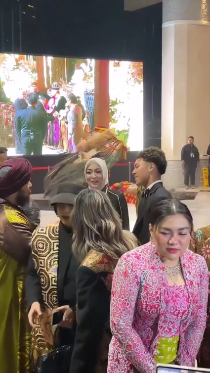 7 Potret terbaru Vicky Shu hadir di ngunduh mantu Al Ghazali, postur tubuh berisi bikin pangling