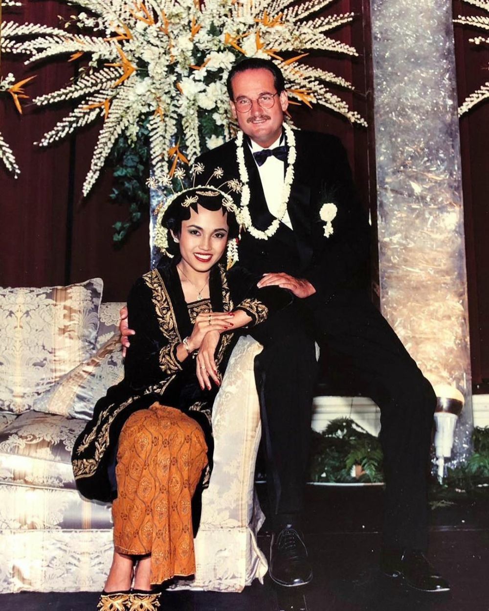 Ganteng dan cantik manglingi, intip potret lawas pernikahan orang tua 13 seleb