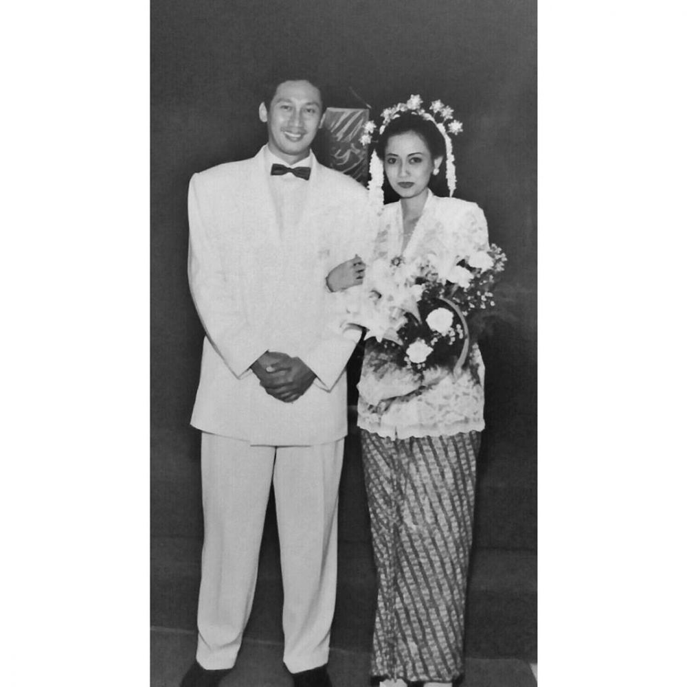 Ganteng dan cantik manglingi, intip potret lawas pernikahan orang tua 13 seleb