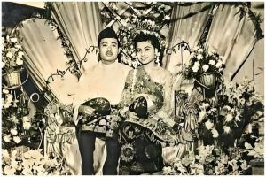 Ganteng dan cantik manglingi, intip potret lawas pernikahan orang tua 13 seleb