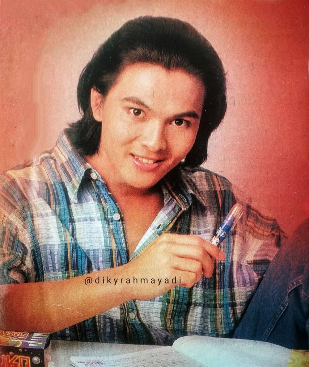 Foto masa muda 9 personel boyband 90-an, Roy Jordy tampil modis dengan tatanan rambut gondrong sebahu