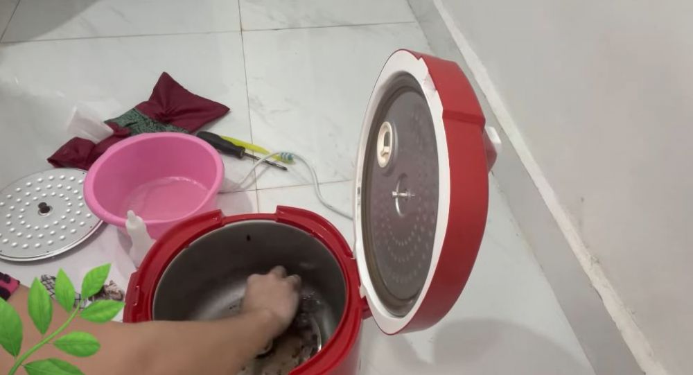 Trik ampuh bersihkan noda gosong di dasar rice cooker, pemanasnya optimal lagi