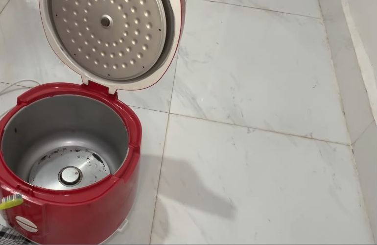 Trik ampuh bersihkan noda gosong di dasar rice cooker, pemanasnya optimal lagi