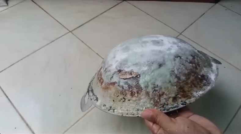 Nggak perlu ngegosok sampai berotot! Ini cara bersihin wajan gosong antidrama