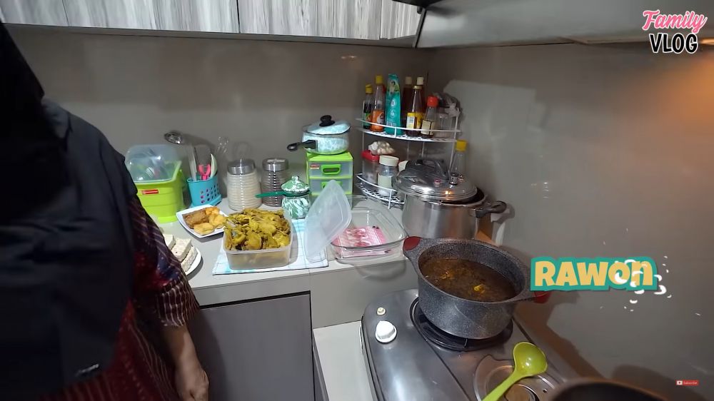 Furniturnya jadul bak di hunian klasik, intip 7 cara orang tua Andhika Pratama menata dapur