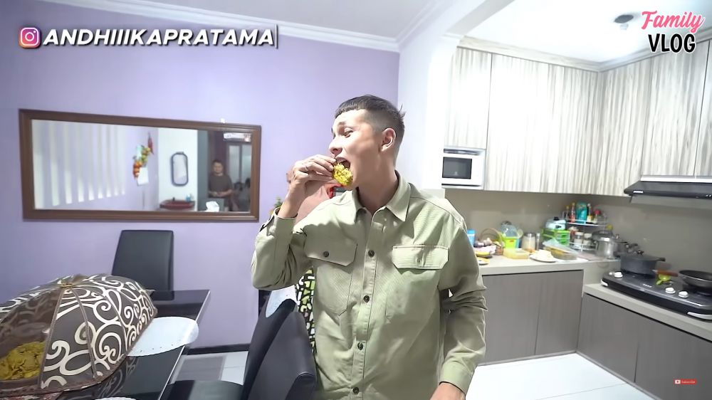 Furniturnya jadul bak di hunian klasik, intip 7 cara orang tua Andhika Pratama menata dapur
