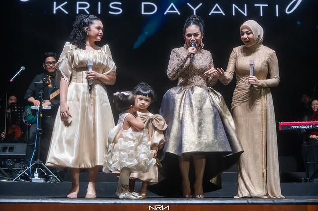 9 Potret Krisdayanti gelar konser di Malaysia, tampil kompak ajak anak dan cucu manggung bareng