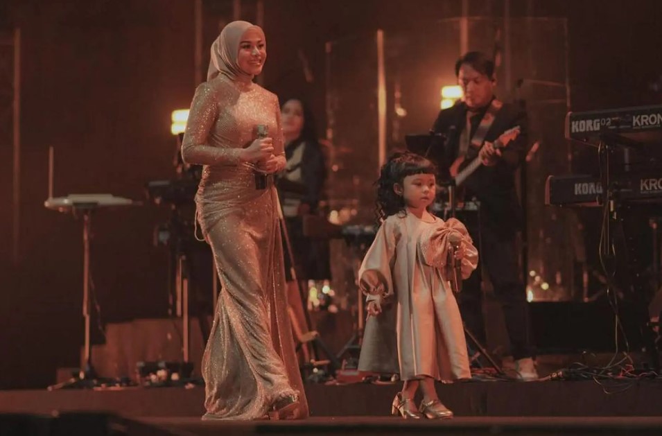 9 Potret Krisdayanti gelar konser di Malaysia, tampil kompak ajak anak dan cucu manggung bareng