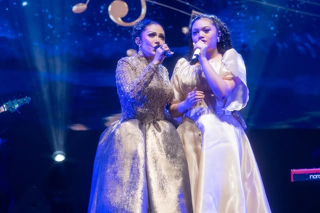 9 Potret Krisdayanti gelar konser di Malaysia, tampil kompak ajak anak dan cucu manggung bareng