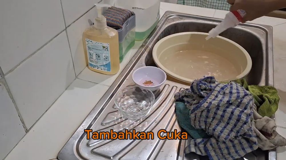 Nggak perlu nyikat, ini cara cuci lap dapur pakai cuka dan baking soda