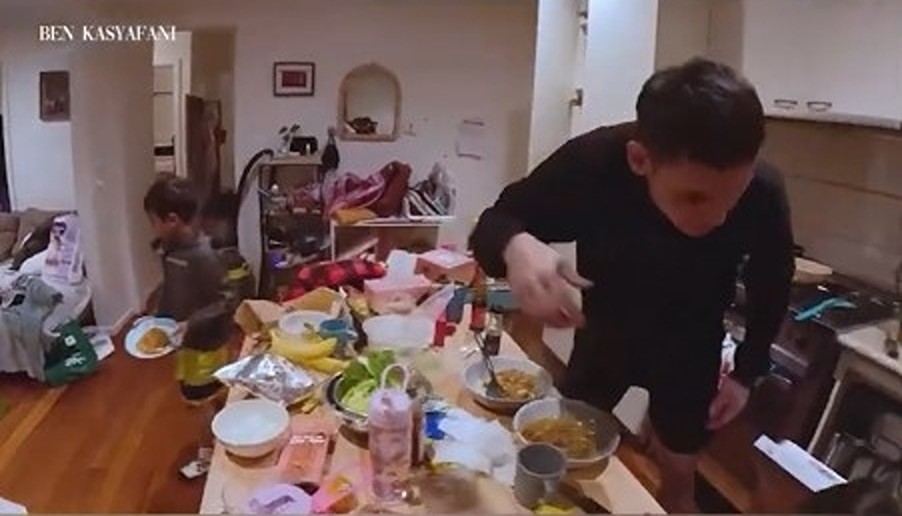 Suka masakin anak, intip 6 cara Ben Kasyafani menata dapur mungil simpel tapi nyaman