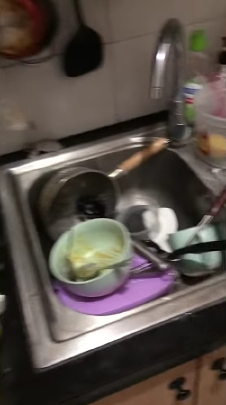 Suka masakin anak, intip 6 cara Ben Kasyafani menata dapur mungil simpel tapi nyaman