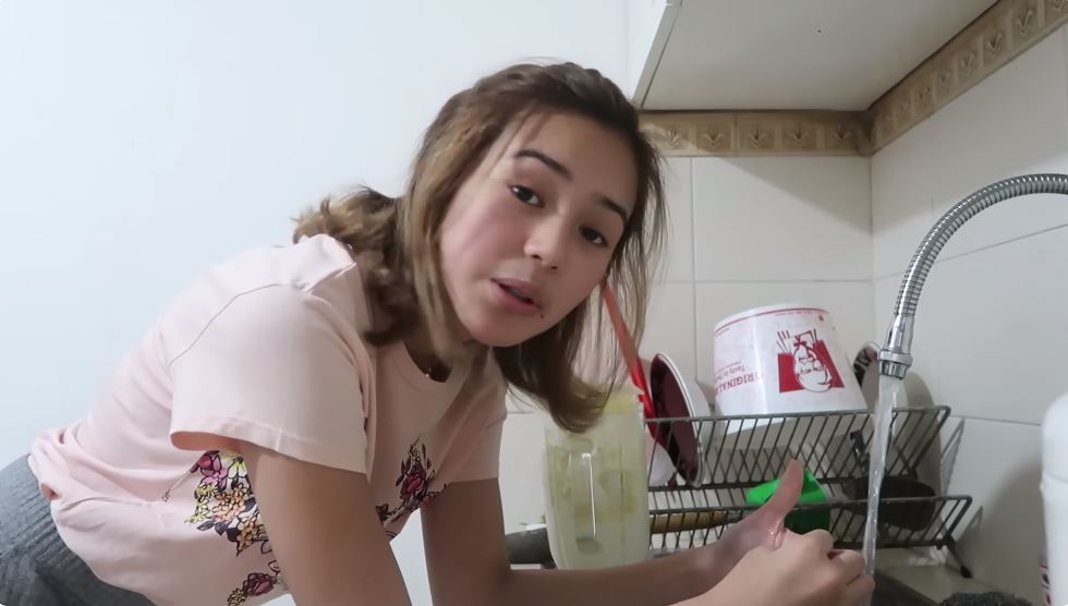 Punya rumah megah tapi tempat masaknya mirip gang senggol, 7 cara Beby Tsabina menata dapur kotor