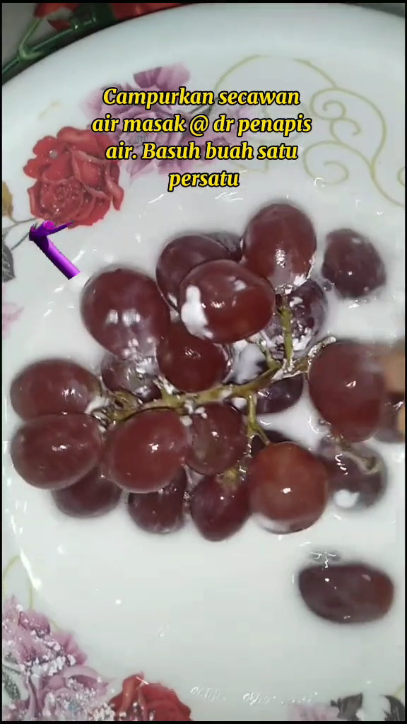 Cara hilangkan lilin di kulit anggur tanpa repot, cuma modal tepung